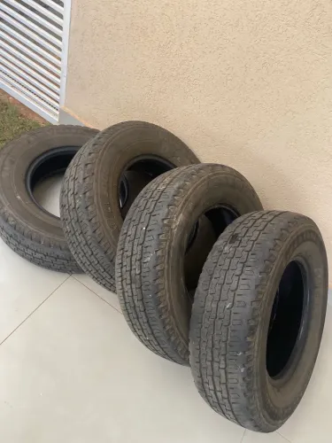 Vendo pneus 225/75r16 de Carga