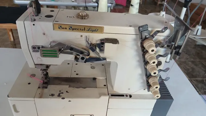 Máquina de costura galoneira industrial