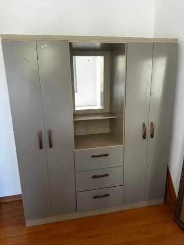 Guarda roupa usado com poucas marcas de uso