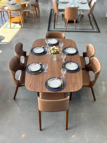 ? MESA COM CADEIRAS EM MADEIRA MACIÇA ? ? DIRETO DA LOJA COM CONDIÇÃO IMPERDÍVEL!