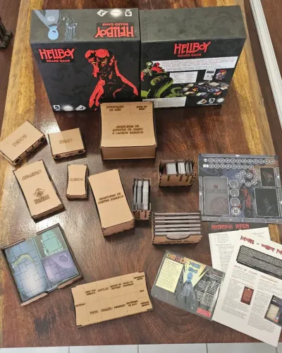 Hellboy: The Board Game + Insert Bucaneiros + Cartas com Sleeves (Completo)