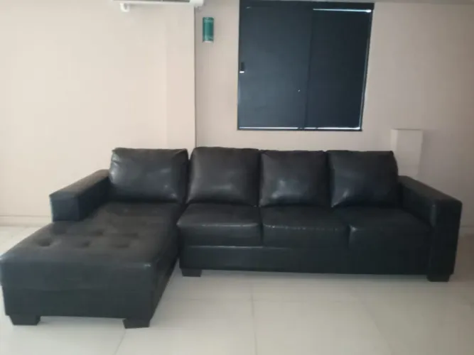 Sofá em couro sintético