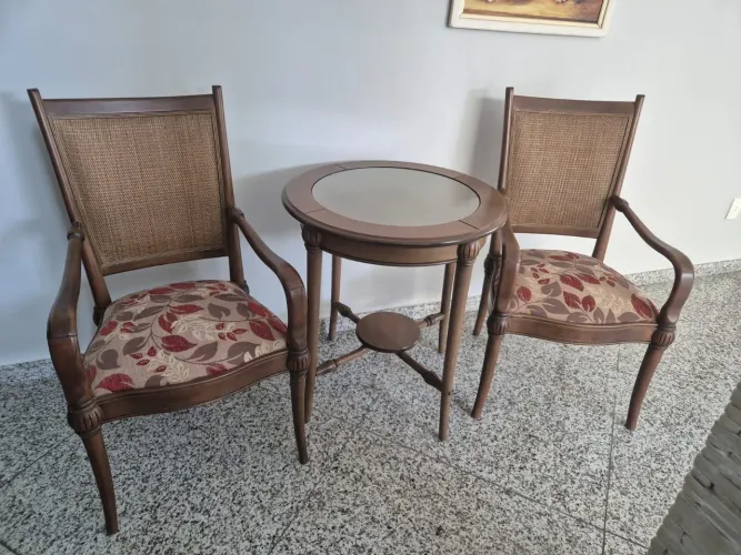 Mesa de canto com 2 cadeiras