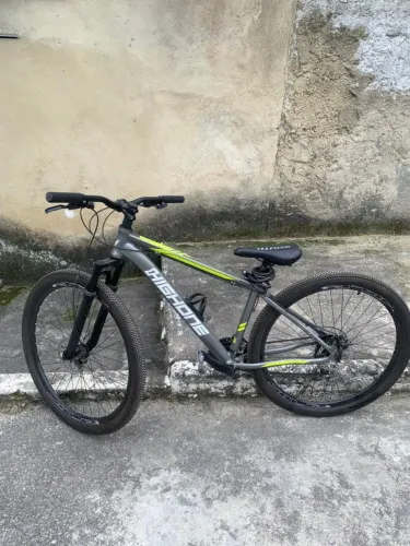 Bicicleta com pouco tempo de uso.