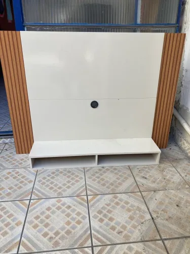 Painel de TV Suspenso com Detalhe Ripado e Prateleira - Semi-novo