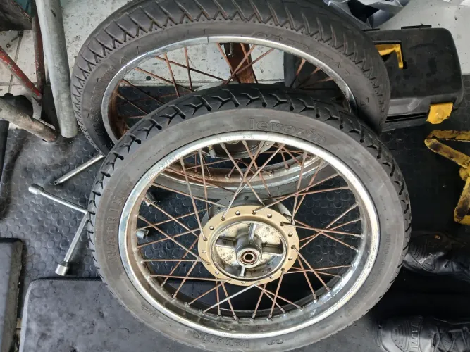 Calha e pneu aro 18 de moto