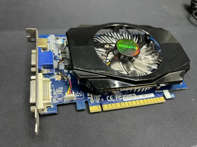 Placa de vídeo Gigabyte GT 220 1GB