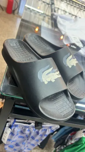 Chinela da Lacoste slide 
