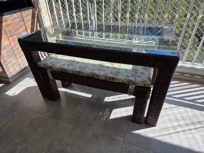 Mesa em Vime e 2 bancos