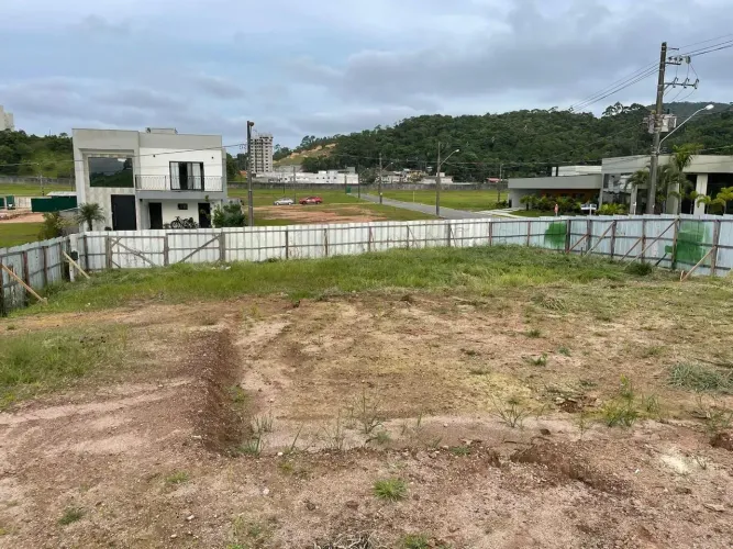 Terreno em condomínio fechado com 731,09 m2 em Camboriú-SC
