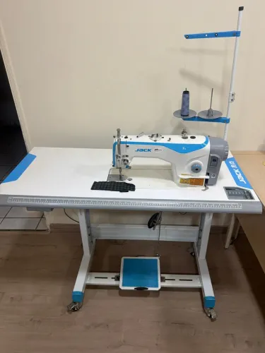 Máquina industrial de costura reta (Jack)