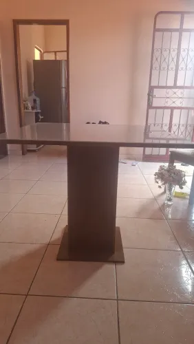 Mesa com tampa de vidro