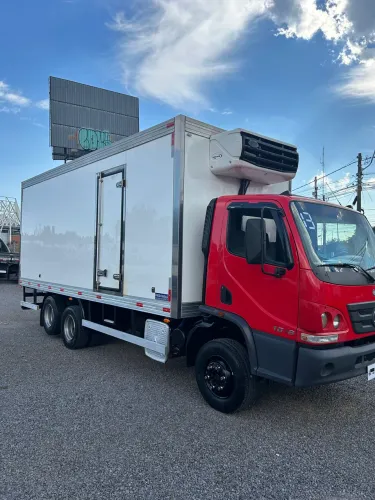 Mercedes Accelo 1016 trucada com câmara fria