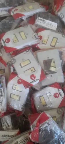 1 tecla + tomada 2p (cinza )