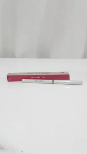 Contorno Labial Boca Rosa na cor Cereja Intenso
