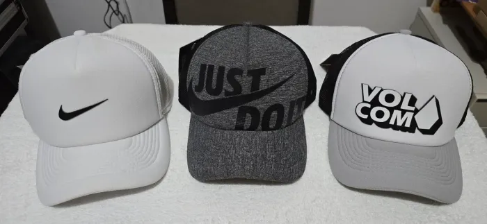 Bonés da Nike e Volcom de tela 