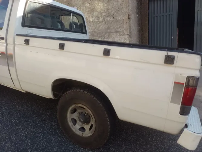 Vendo uma carroceria de D20 de lata nova completa valor  4000 bairro grama *