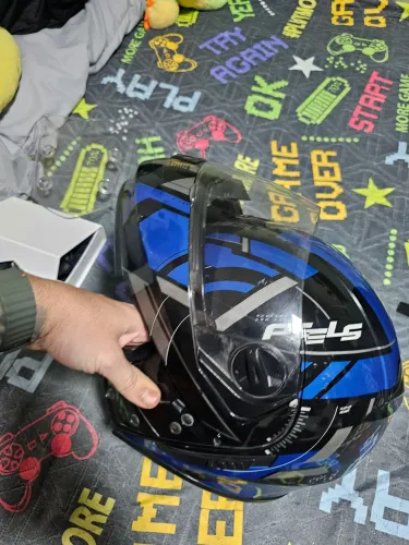 Capacete escamoteavel