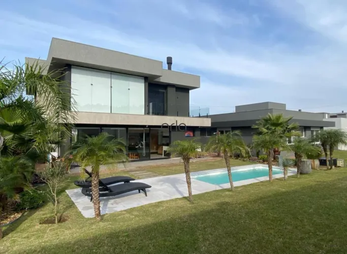 Casa à venda com 03 suítes e piscina no Condomínio Costa Serena em Capão da canoa. REF: