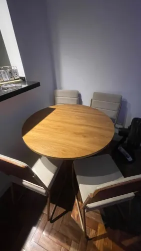 Mesa com 4 cadeiras