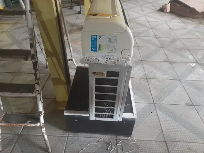 Central de ar de 12 ibeteus , 800 reais 