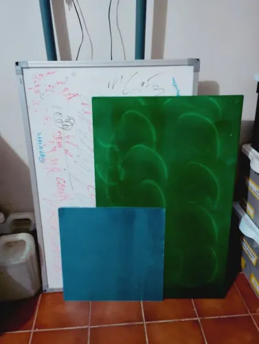 Quadro branco 90x60cm + 2 quadros de ferro para colar imã c/ lembrete. Quarto/Decoração