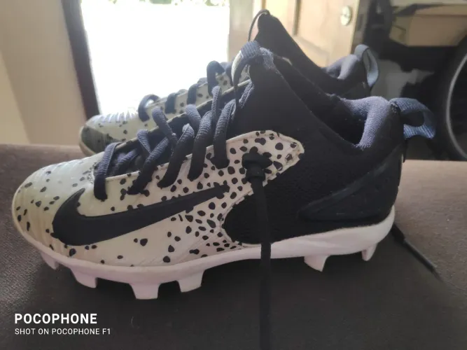 Chuteira original Nike de baiseboll semi nova.