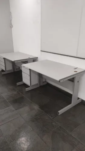 MESA DE ESCRITÓRIO COM GAVETEIRO