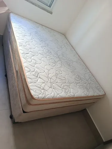 Cama casal com colchão sleep Max alto e confortável
