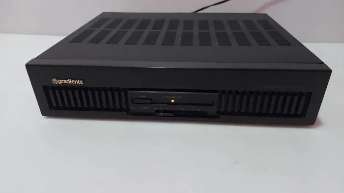 Amplificador Gradiente PM-80 funcionando perfeitamente. Obs: Frente com pequenos detalhes