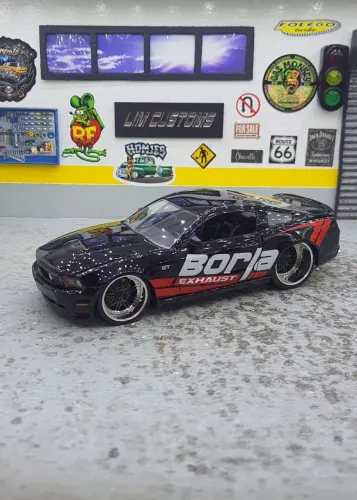 Miniatura 1:24 Mustang GT 2010 - Preto Bigtime Muscle série Borla Jada toys