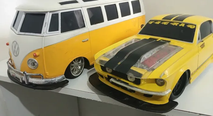 Miniatura 1:10 Kombi Maisto + Mustang Tunado Jada Toys (No Estado)