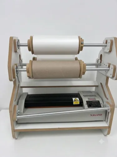 Termolaminadora / Plastificadora Nagano acoplada a um Suporte de Bobinas de BOPP em MDF/ma