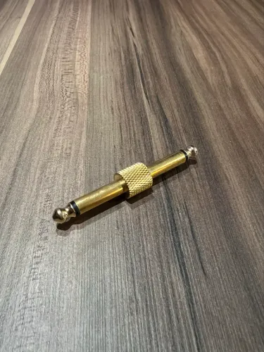 Conector P10 para pedais de guitarra e baixo
