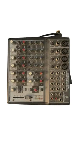 Mesa de Som Behringer Xenyx 1202 - 4 Canais