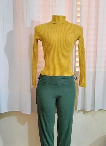 Suéter feminino tricô mostarda gola alta tam P