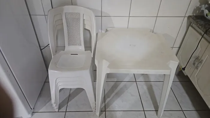 Mesa + 4 cadeiras de plástico reforçadas