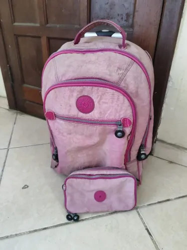 Mochila com estojo rosa.