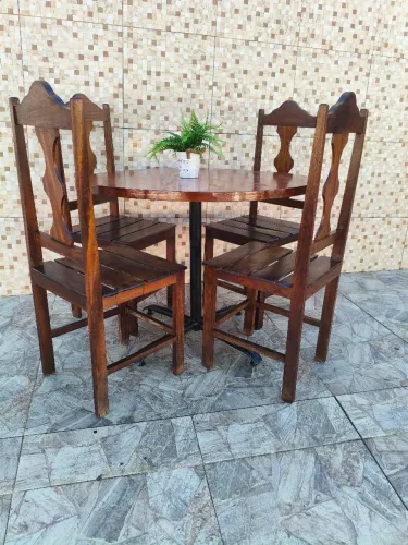 Mesa de escritório com4 cadeiras de madeira