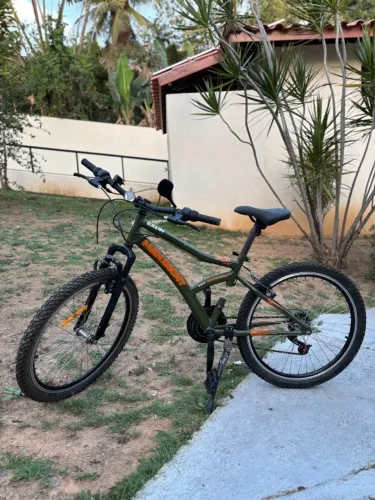 Bicicleta Caloi Max Front Aro 24 na cor verde militar com detalhes em laranja