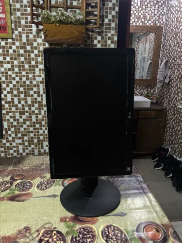 Monitor LG 19 polegadas, gira formato A4 com entrada VGA