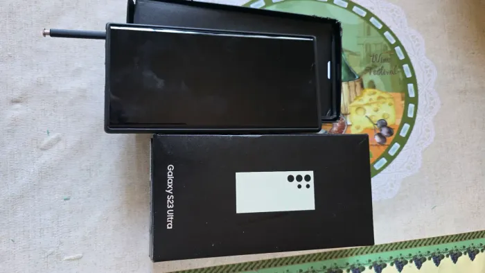 Celular tope de linha S23 com caixa e carregador 
