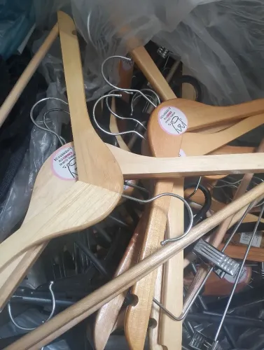 Cabides usado poucas vezes r$ 5 o de madeira r$ 3 o de veludo e r$ 2 o de plástico