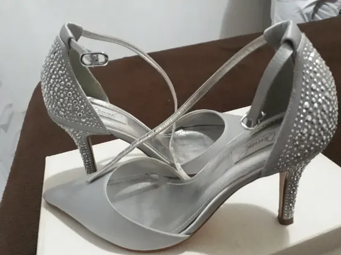 Scarpin prata de cetim 34