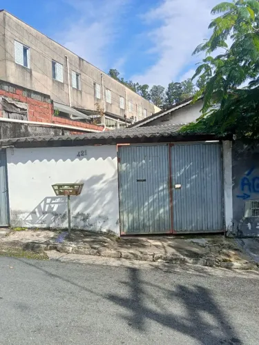 Casa térrea com quintal 2 dormitórios