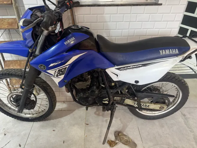 Moto lander ano 2015, o último ipva 2023, ela não costa multa  nela. 