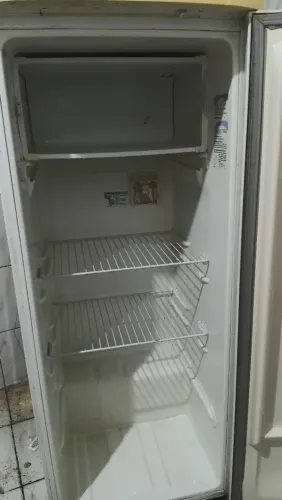 Geladeira Consul RE26 - R$100 - Gelando Bem, Sem Porta do Freezer - Retirada no Local