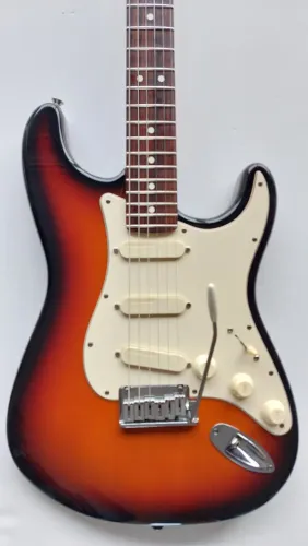 Guitarra Fender Stratocaster Plus Deluxe