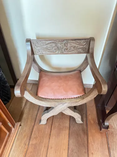 Cadeira vintage estilo Savonarola/Neo Renascença feita em madeira ELM