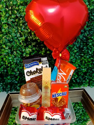 Cesta dia dos namorados, perfume importado, chocolate e guloseimas 